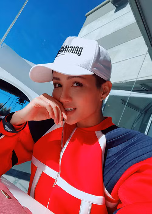 H’hen Niê tươi tắn ở New Zealand trong chuyến công tác.