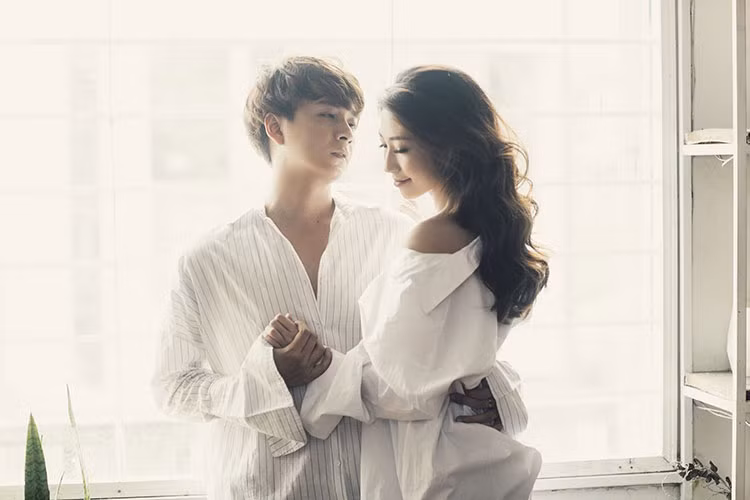 Gần đây, cộng đồng mạng xôn xao nghi vấn Ngô Kiến Huy - Khổng Tú Quỳnh chia tay sau 8 năm gắn bó.