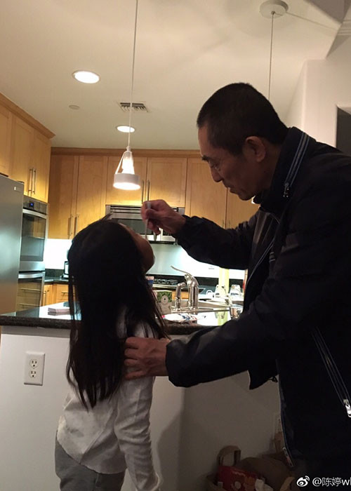 Hình ảnh Trương Nghệ Mưu ân cần đút cho con gái ăn được Trần Đình chia sẻ.