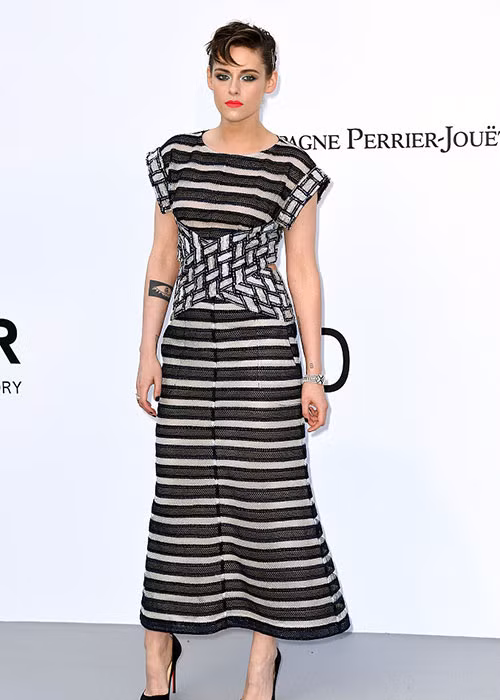 Ngoài Paris Hilton, tiệc từ thiện ngày 16/5 còn có sự góp mặt của Kristen Stewart. Tại liên hoan phim năm nay, Kristen lần đầu làm giám khảo.