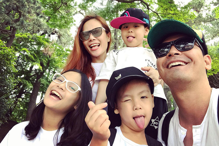 Vợ chồng MC Phan Anh đưa các con du lịch Nhật Bản.