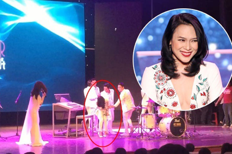 Mặc dù đang di chuyển vào cánh gà nhưng khi được MC Quỳnh Chi nhắc tên lần nữa, Mỹ Tâm đã quay lại cúi người chào. Ảnh: Saostar