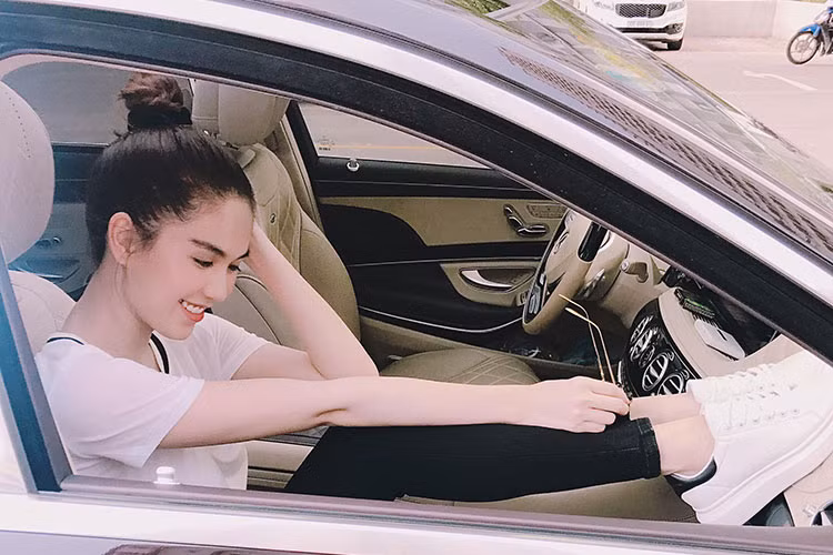 Ngọc Trinh tâm sự: “Sự khôn ngoan của phụ nữ tuổi 30 là một sự khôn ngoan đầy hấp dẫn dù rằng liều lĩnh, mơ mộng nhưng vẫn luôn tỉnh táo. Chẳng còn gì hoàn hảo hơn nữa khi người phụ nữ kiêu hãnh ấy lại khoác lên mình dáng vẻ rạng ngời của tuổi 20”.