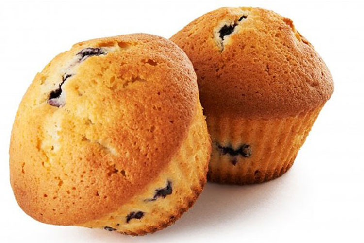 Bánh ngọt rất nhiều đường và chất béo. Viện Nghiên cứu Ung thư Mỹ cho biết, hầu hết ngọt chứa từ 11 đến 27 gam tổng chất béo. Trong tổng số đó, 2 đến 8 gram là chất béo bão hòa. Tiêu thụ quá nhiều chất béo bão hòa có thể làm tăng nguy cơ bệnh tim mạch và tiểu đường type 2.