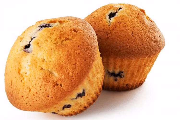 Bánh ngọt rất nhiều đường và chất béo. Viện Nghiên cứu Ung thư Mỹ cho biết, hầu hết ngọt chứa từ 11 đến 27 gam tổng chất béo. Trong tổng số đó, 2 đến 8 gram là chất béo bão hòa. Tiêu thụ quá nhiều chất béo bão hòa có thể làm tăng nguy cơ bệnh tim mạch và tiểu đường type 2.