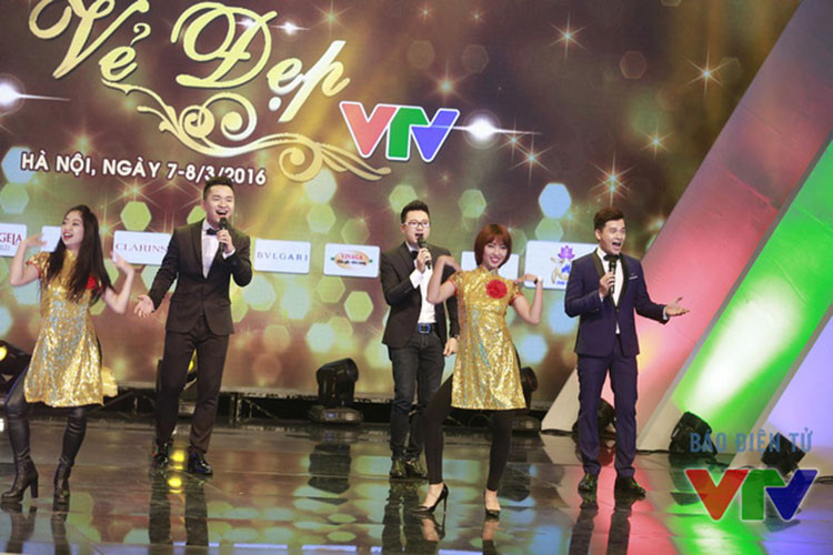 BTV Minh Tiệp trổ tài ca hát trong hoạt động văn nghệ tại VTV. Ảnh: VTV