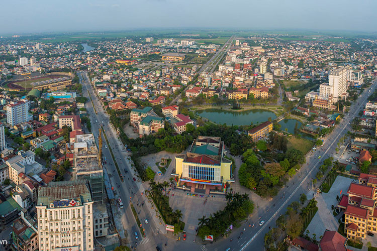 Phía Nam thành phố Huế nhìn từ tòa nhà cao nhất với 160m, gồm 39 tầng tại ngã 6 trung tâm thuộc đường Hùng Vương.