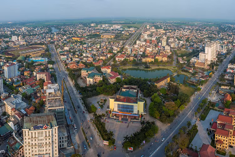 Phía Nam thành phố Huế nhìn từ tòa nhà cao nhất với 160m, gồm 39 tầng tại ngã 6 trung tâm thuộc đường Hùng Vương.