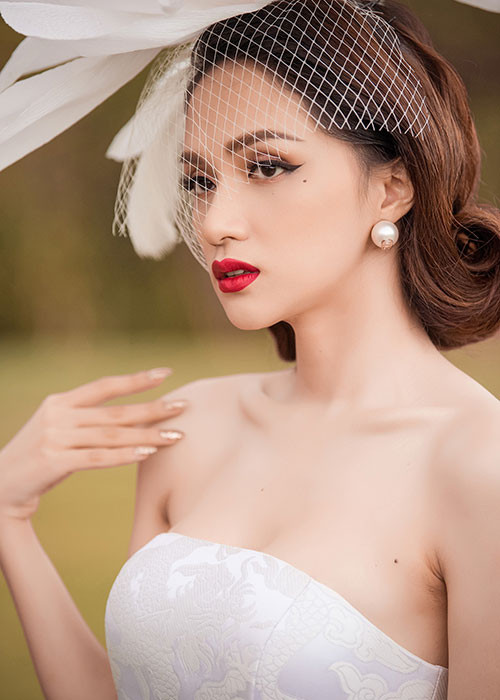 Hương Giang Idol cũng quyến rũ không kém Kỳ Duyên khi diện trang phục tông trắng khi kết hợp cùng phụ kiện hoa đội đầu to bản.