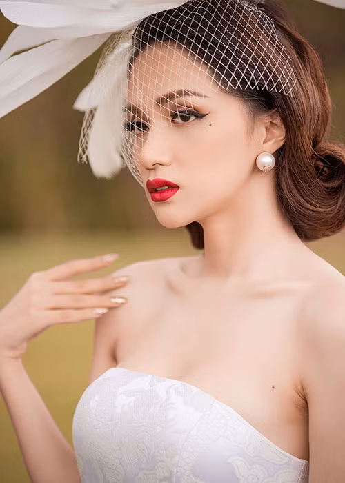 Hương Giang Idol cũng quyến rũ không kém Kỳ Duyên khi diện trang phục tông trắng khi kết hợp cùng phụ kiện hoa đội đầu to bản.