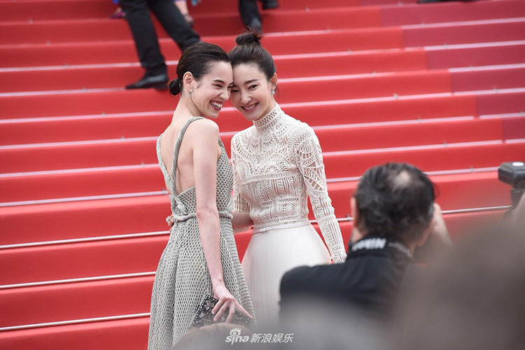 Vương Lệ Khôn khá thân thiết với Kiko Mizuhara tại sự kiện. Ảnh: Sina