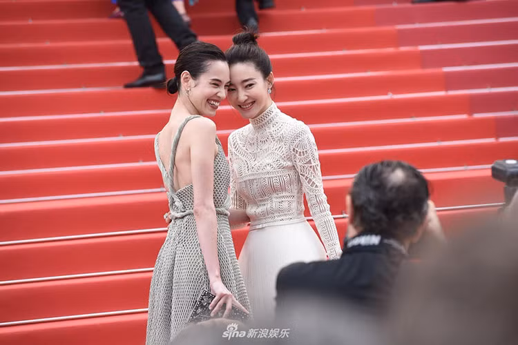 Vương Lệ Khôn khá thân thiết với Kiko Mizuhara tại sự kiện. Ảnh: Sina