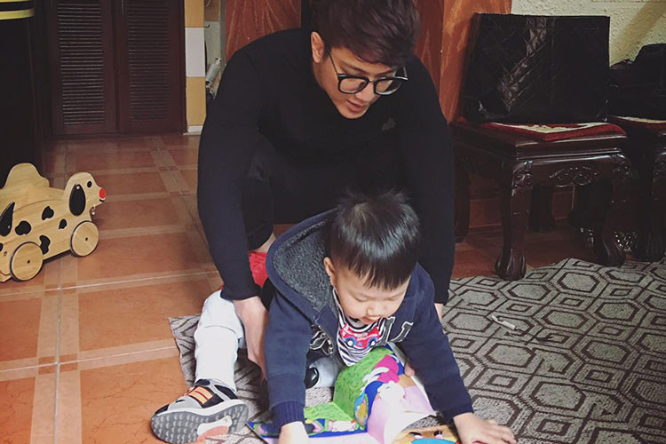 Hình ảnh Chí Nhân lần đầu đọc sách cho con trai nghe.