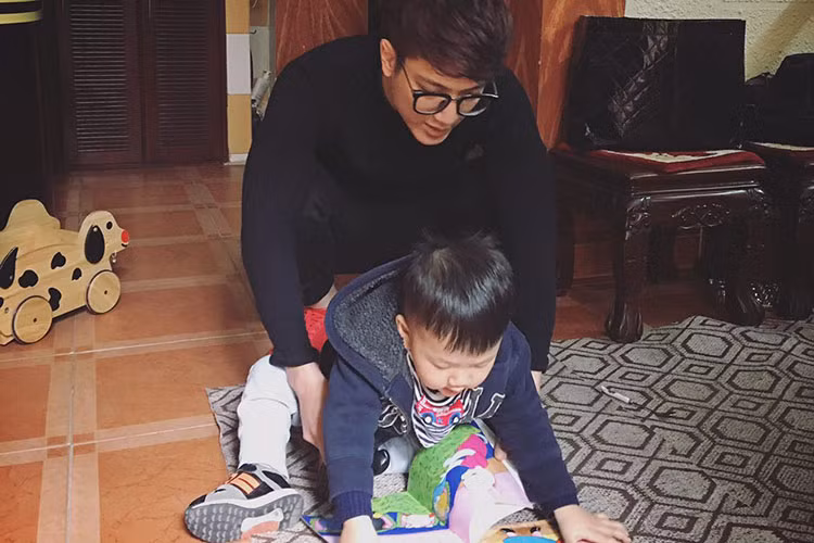 Hình ảnh Chí Nhân lần đầu đọc sách cho con trai nghe.