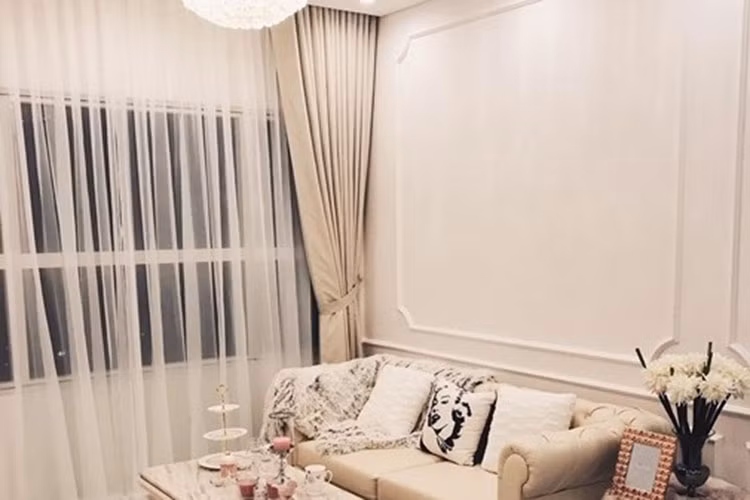 Phòng khách sang trọng nổi bật với chiếc gối đặt trên ghế sofa có in hình Huyền thoại sắc đẹp Hollywood – Marilyn Monroe.