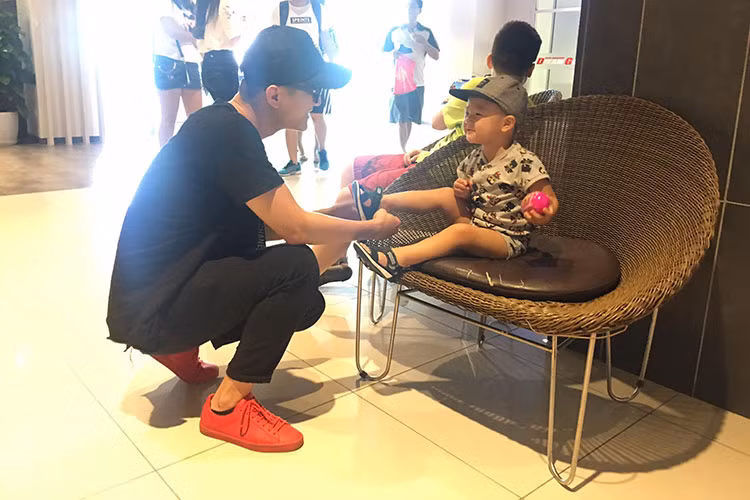 Mỗi lần được đón con trai đi chơi, Chí Nhân đều vô cùng hạnh phúc.