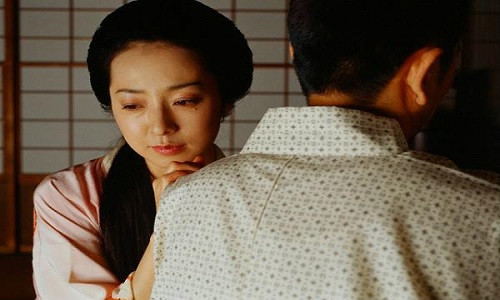 Tôi đang định hét lên vì Tiến bịt miệng tôi lại và nói thì thầm vào tai tôi. (Ảnh minh họa)