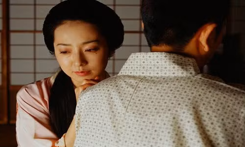 Tôi đang định hét lên vì Tiến bịt miệng tôi lại và nói thì thầm vào tai tôi. (Ảnh minh họa)