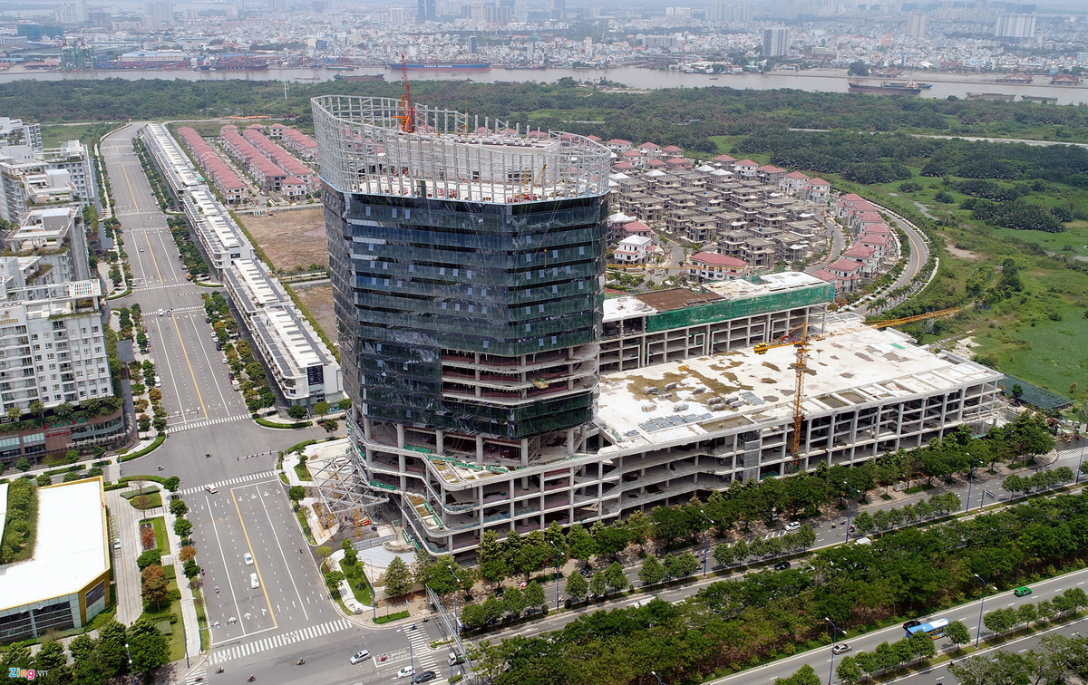 Công trình cao tầng nổi bật khác trong đô thị này nằm bên đại lộ Mai Chí Thọ là khu trung tâm thương mại - dịch vụ - cao ốc văn phòng đang hoàn thiện phần thô.