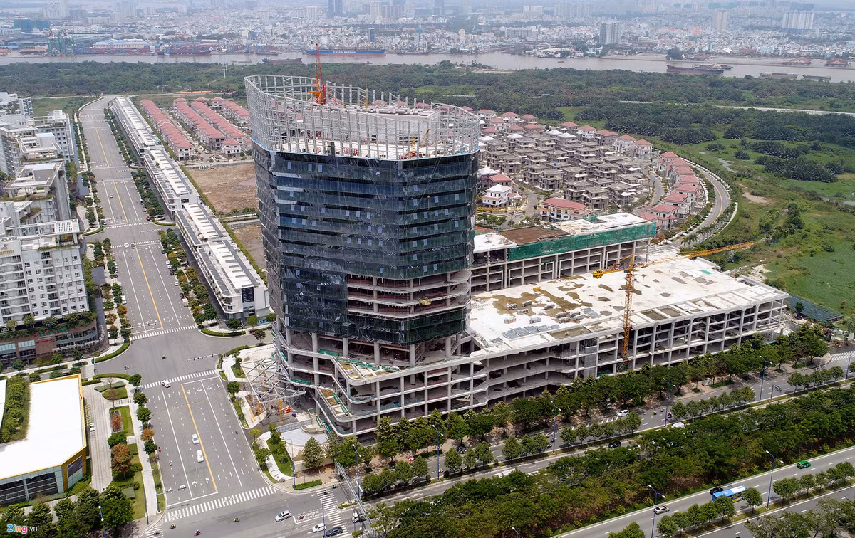 Công trình cao tầng nổi bật khác trong đô thị này nằm bên đại lộ Mai Chí Thọ là khu trung tâm thương mại - dịch vụ - cao ốc văn phòng đang hoàn thiện phần thô.