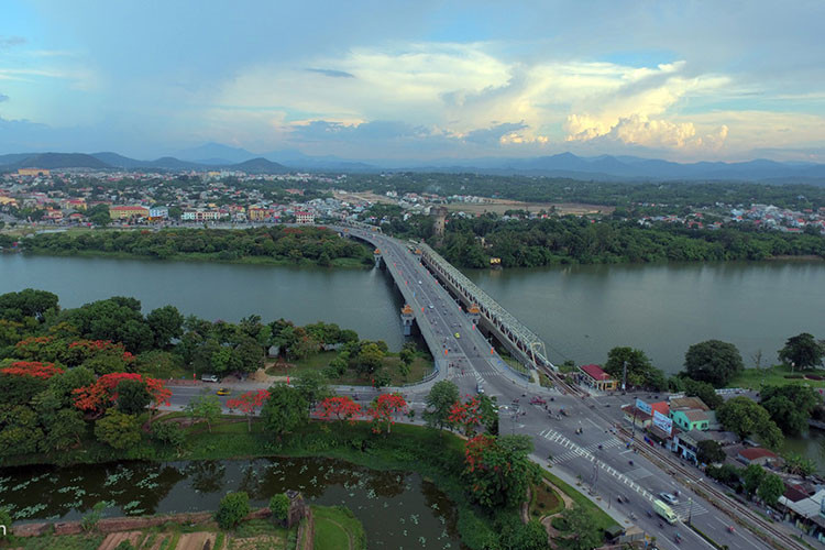 Cầu Dã Viên bắc qua cồn Dã Viên, là một cồn nhỏ sa bồi, có hình thoi dài, nằm ở đoạn trung lưu sông Hương, phía tây nam Kinh thành Huế.