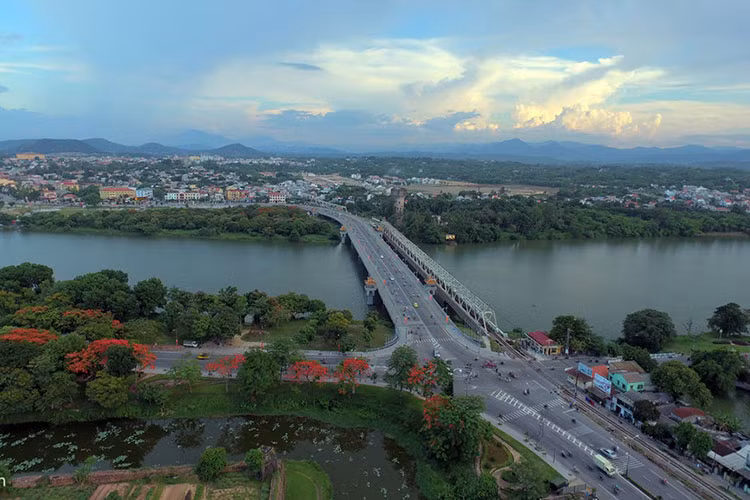 Cầu Dã Viên bắc qua cồn Dã Viên, là một cồn nhỏ sa bồi, có hình thoi dài, nằm ở đoạn trung lưu sông Hương, phía tây nam Kinh thành Huế.