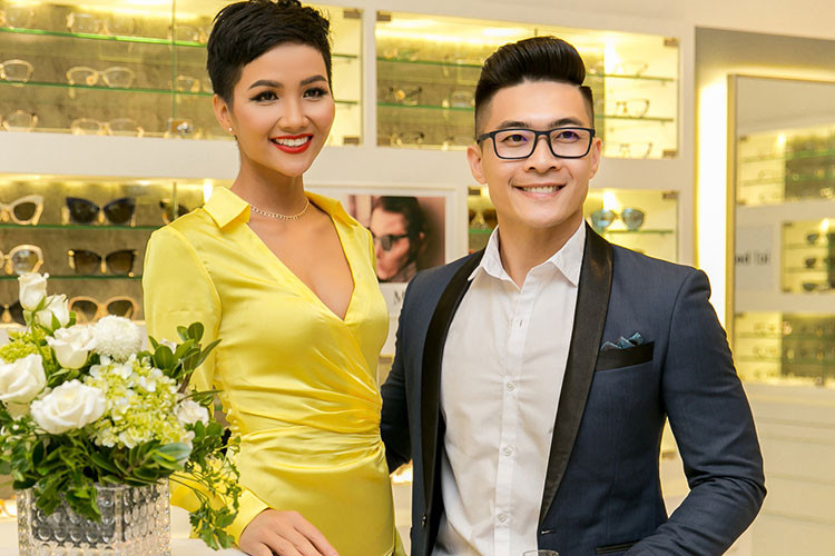 H’Hen Niê còn có dịp gặp gỡ nghệ sĩ Kim Xuân, nghệ sĩ xiếc Quốc Cơ.