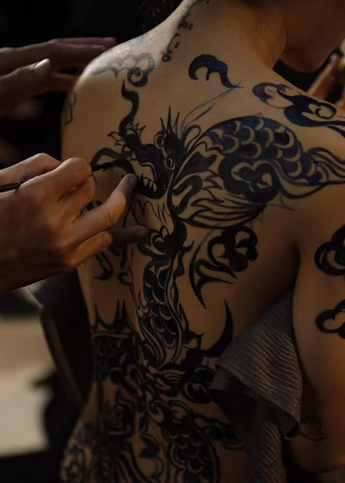 Khi làm mẫu, cô mặc áo yếm bình thường, để lưng trần cho họa sĩ vẽ. Ảnh: Danviet