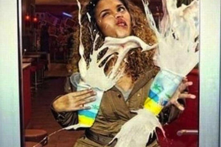 Ô hay, sao lại để tấm kính chắn giữa đường thế này.