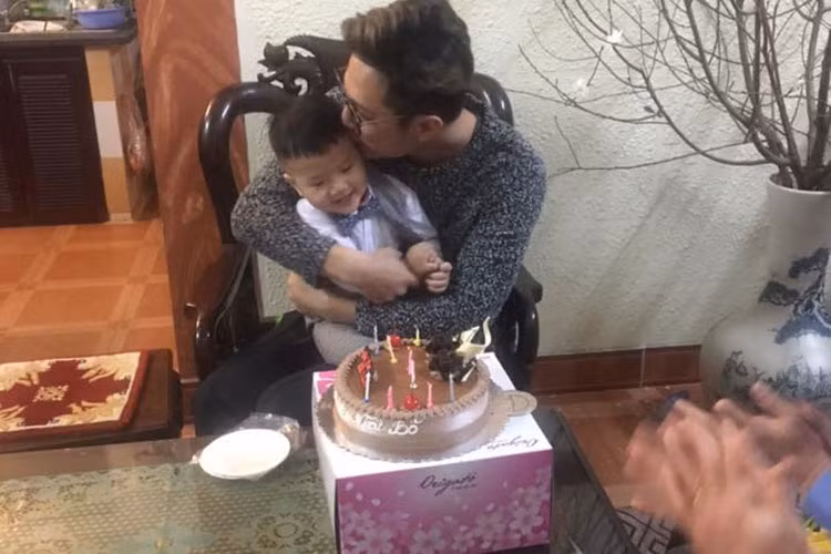 Con trai của Thu Quỳnh - Chí Nhân rất hay cười.