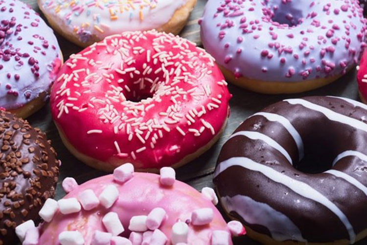 Bánh Donut: Giống như bánh mì, bánh donut có nhiều đường và cung cấp ít chất dinh dưỡng. Món tráng miệng này cũng được đóng gói với chất béo chuyển hóa và một chất phụ gia khác là natri (muối). Quá nhiều muối sẽ khiến cơ thể bạn giữ lại chất lỏng, tạo thêm căng thẳng cho tim.