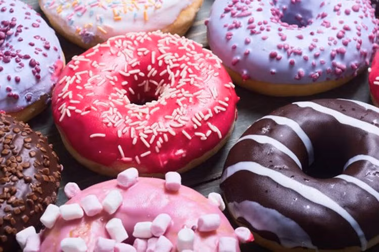 Bánh Donut: Giống như bánh mì, bánh donut có nhiều đường và cung cấp ít chất dinh dưỡng. Món tráng miệng này cũng được đóng gói với chất béo chuyển hóa và một chất phụ gia khác là natri (muối). Quá nhiều muối sẽ khiến cơ thể bạn giữ lại chất lỏng, tạo thêm căng thẳng cho tim.