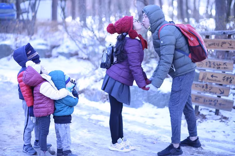 10 năm kết hôn, 20 năm bên nhau và có chung 3 người con, tình cảm của vợ chồng Ốc Thanh Vân vẫn mặn nồng.