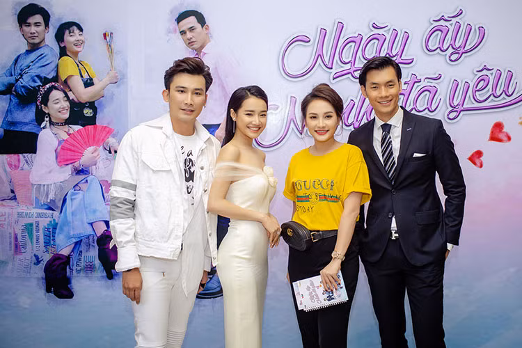 Dàn diễn viên chính phim "Ngày ấy mình đã yêu": Nhã Phương, Nhan Phúc Vinh, Bảo Thanh và Chí Thiện vừa hội ngộ tại buổi ra mắt phim.