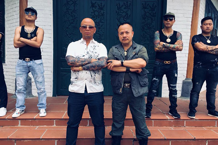 Cùng tham gia "Người phán xử tiền truyện" giống Tùng Dương, Anh Tuấn (áo trắng) đảm nhận vai trùm giang hồ Đồng "cá ngão".