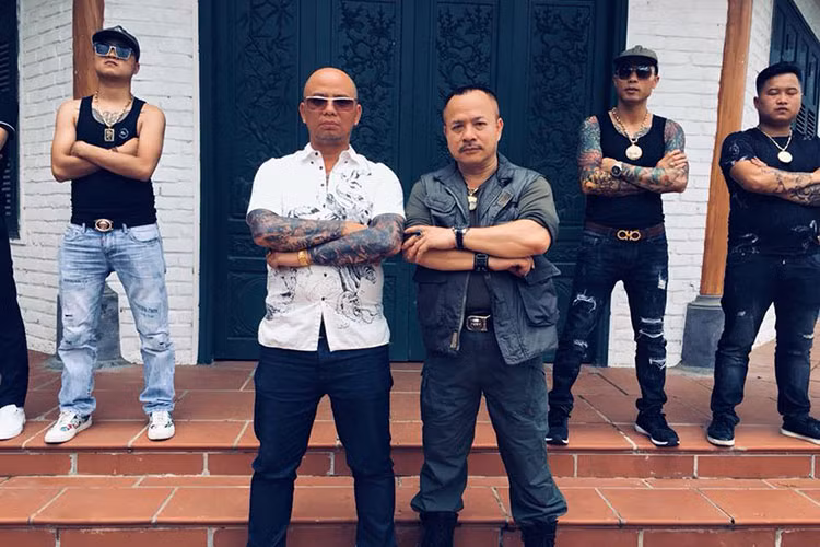 Cùng tham gia "Người phán xử tiền truyện" giống Tùng Dương, Anh Tuấn (áo trắng) đảm nhận vai trùm giang hồ Đồng "cá ngão".