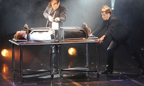 Tiết mục cưa người luôn chiếm được cảm tình của khán giả.