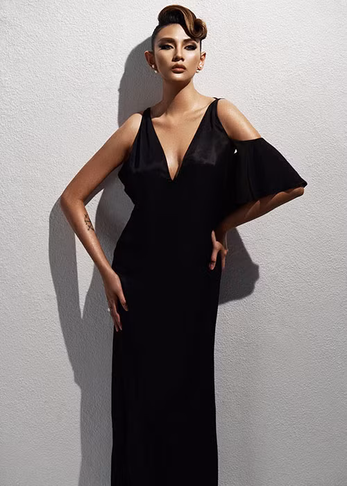 Cách đây không lâu, Võ Hoàng Yến công khai việc đã thu nhỏ vòng 1 để tự tin diện trang phục của các nhà thiết kế. Dù hiện đã sở hữu vòng 1 khá khiêm tốn nhưng chân dài 8x vẫn gợi cảm hút mắt.