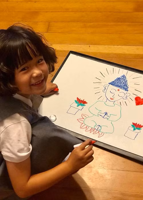 Con gái của Thúy Nga được khen vẽ rất đẹp.