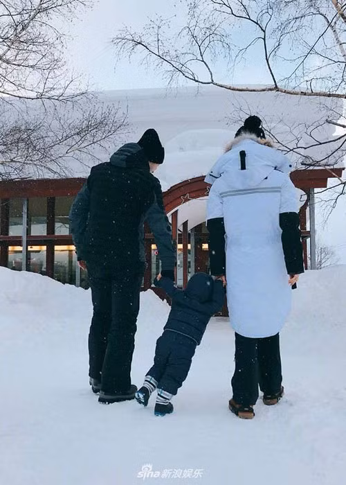 Dịp Tết Nguyên Đán vừa qua, vợ chồng Huỳnh Hiểu Minh đưa con trai và gia đình hai bên đi du lịch nước ngoài. Ảnh: Sina