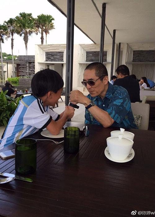 Từ năm 2013 khi công khai tổ ấm của mình, Trương Nghệ Mưu và bà xã thoải mái xuất hiện bên nhau, chia sẻ hình ảnh gia đình.