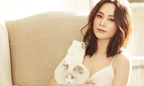 Hình ảnh trẻ trung của Chung Hân Đồng ở thời điểm hiện tại.