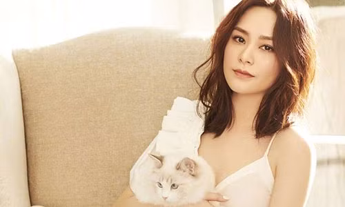 Hình ảnh trẻ trung của Chung Hân Đồng ở thời điểm hiện tại.