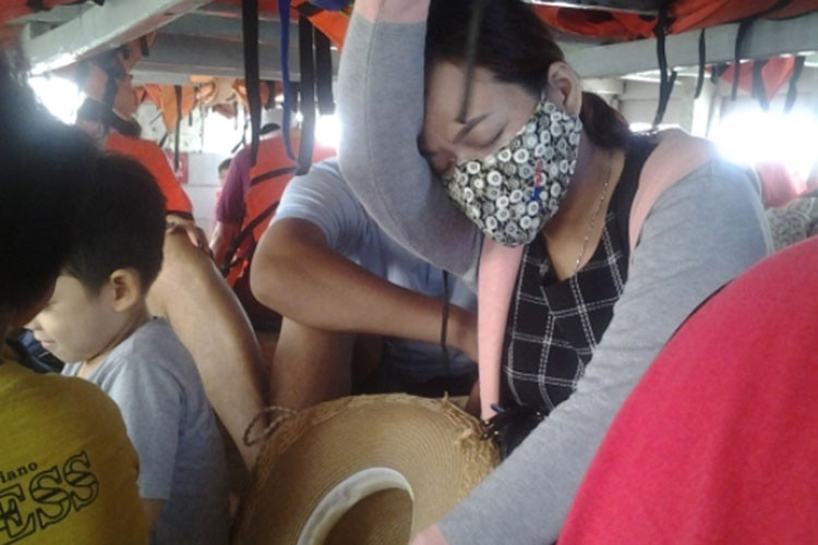 Sự mệt mỏi chờ đợi thoát khỏi xã đảo hiện rõ trên khuôn mặt người phụ nữ, dù chị đã yên vị trên chuyến đò vào đất liền.