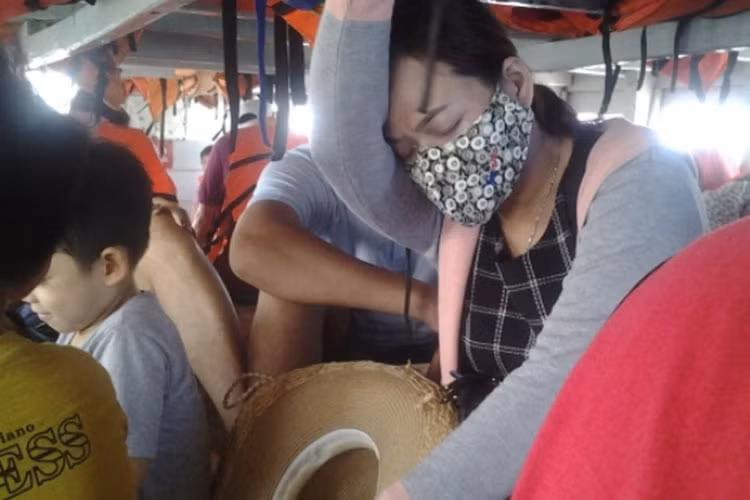 Sự mệt mỏi chờ đợi thoát khỏi xã đảo hiện rõ trên khuôn mặt người phụ nữ, dù chị đã yên vị trên chuyến đò vào đất liền.