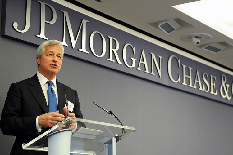 6. Jamie Dimon - CEO JPMorgan Chase. Xếp hạng trong Top quyền lực: 19. Tài sản tính đến ngày 9/5: 1,31 tỷ USD. Jamie Dimon có bằng Thạc sĩ quản trị kinh doanh của Đại học Harvard. Ông bắt đầu sự nghiệp ở Phố Wall trong vai trò cánh tay phải của Sandy Weill, người biến Citigroup thành một trong những ngân hàng lớn nhất thế giới bằng việc thâu tóm một nhà băng sắp phá sản. Dimon gia nhập JPMorgan Chase vào năm 2004. Sau đó không lâu ông được bổ nhiệm vào vị trí CEO và tiếp đến là Chủ tịch ngân hàng này.