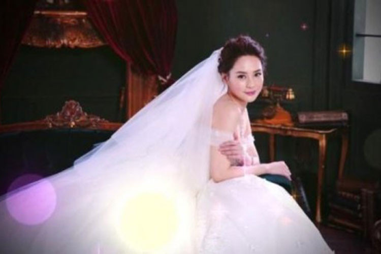 Chung Hân Đồng diện mẫu váy cưới trắng tinh khôi và luôn giữ nụ cười hạnh phúc trên môi. Ảnh: Ifeng