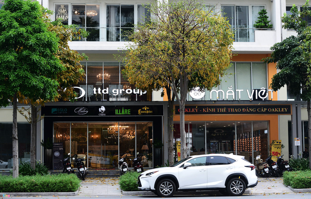 Hiện tại nhiều nhà phố đã được cho thuê mở các cửa hàng thương mại.