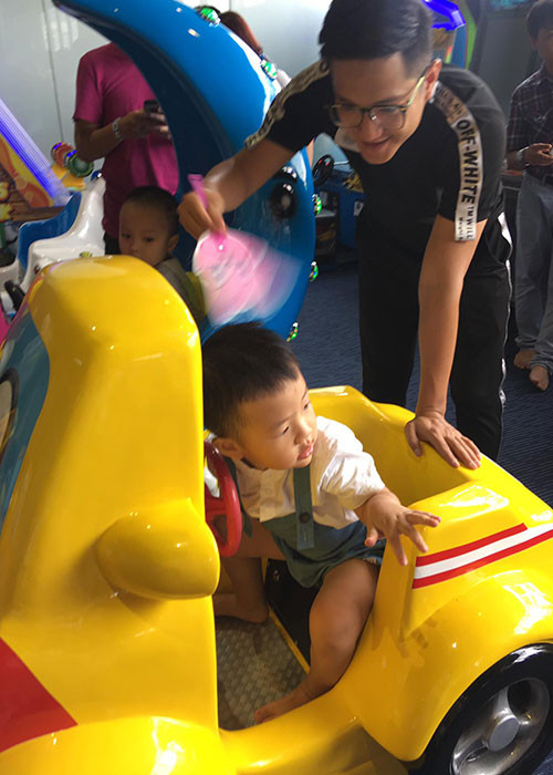 Nam diễn viên luôn ân cần chăm sóc con trai.