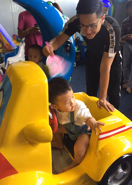 Nam diễn viên luôn ân cần chăm sóc con trai.